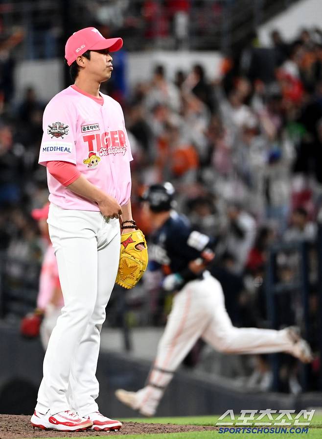 2일 광주KIA챔피언스필드에서 열린 한화와 KIA의 경기, 연장 11회초 한화 노시환이 솔로홈런을 날렸다. 홈런을 허용한 KIA 임기영이 아쉬워하고 있다. 광주=허상욱 기자wook@sportschosun.com/2025.05.02/