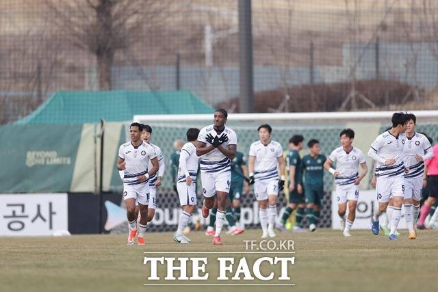 홈 구장 잔디 교체 공사로 개막 후 원정 9연전을 치른 충북 청주 선수들은 4일 수원 삼성과 첫 홈경기를 승리로 장식하겠다며 벼르고 있다./K리그