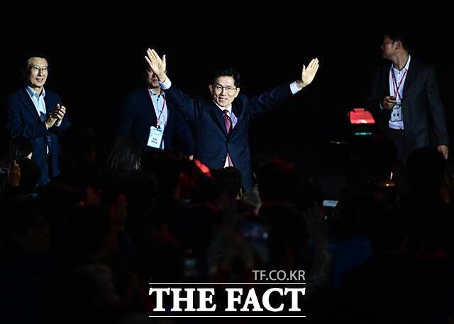 김문수 후보가 3일 오후 경기도 고양시 킨텍스 제1전시장에서 열린 국민의힘 제21대 대통령 선거 후보 선출을 위한 전당대회에 참석해 당원들에게 인사를 하고 있다. /고양=배정한 기자