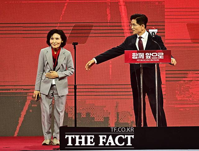 무대에 오른 김문수 대선 후보 아내 설난영 여사.