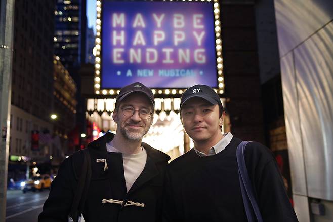 뮤지컬 '어쩌면 해피엔딩'을 공연하는 미국 뉴욕 브로드웨이 44번가 벨라스코 극장 앞에 선 윌 에런슨(왼쪽)과 박천휴. 두 사람이 함께 글을 쓰고 에런슨이 작곡한 '어쩌면 해피엔딩'이 올해 미국 공연계 최고 권위의 토니상 10부문 후보에 올랐다. /뉴욕=이태훈 기자