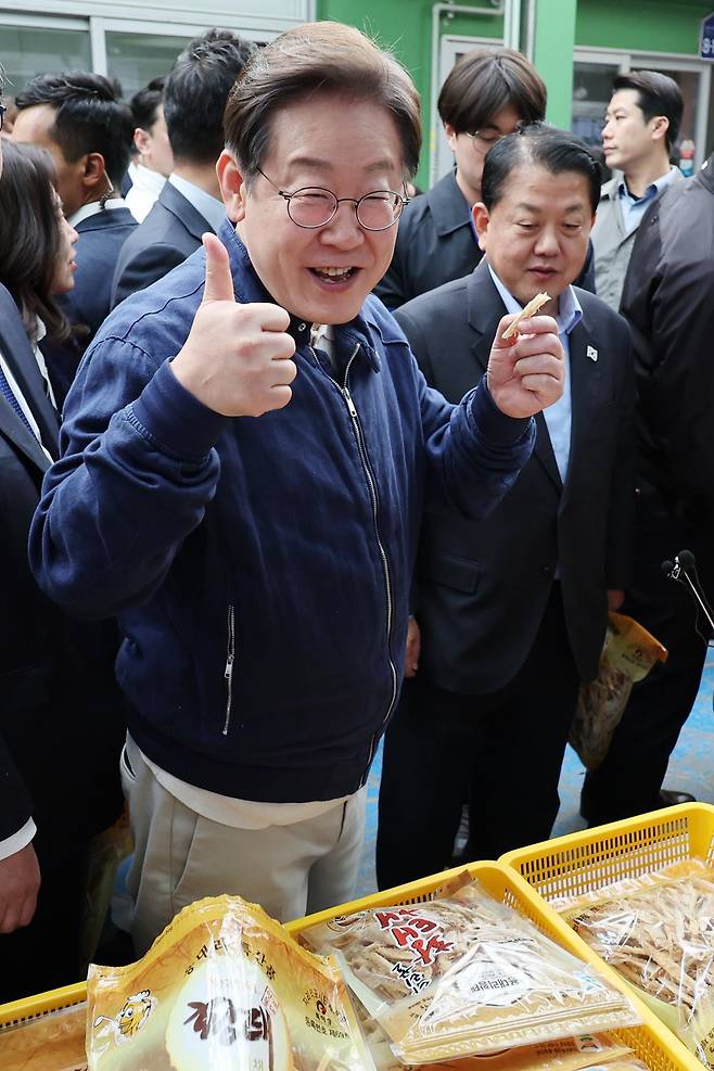 민심을 청취하는 ‘경청 투어’에 나선 이재명 더불어민주당 대선후보가 2일 오후 강원도 인제군 원통전통시장에서 건어물 가게를 방문해 황태채를 맛보고 있다. 2025.05.02. 뉴시스