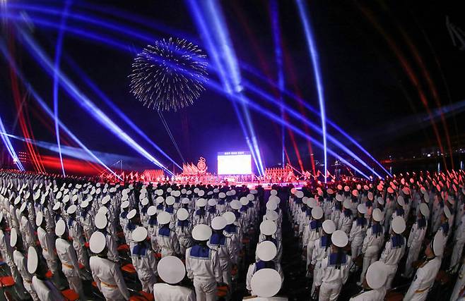 최현호 진수를 경축하는 예술단 공연무대. 군인들이 차렷 자세로 서서 공연을 관람하고 있다. 조선중앙TV 캡처