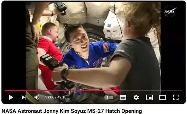 국제 우주정거장(ISS)에서 임무를 수행 중인 한국계 미국인 우주비행사 조니 김(41). 연합뉴스