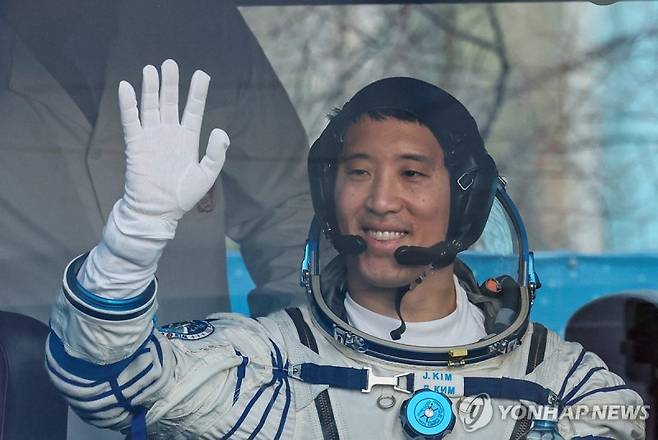 국제 우주정거장(ISS)에서 임무를 수행 중인 한국계 미국인 우주비행사 조니 김(41)이 지난 4월 초 우주로 출발하기 전 손을 흔들고 있다. 연합뉴스