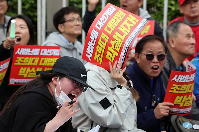 3일 오후 서울 서초구 대법원 인근에서 ‘법비에게 철퇴를! 조희대 대법원 박살내자’ 138차 전국집중 촛불대행진이 촛불행동 주최로 열려 참가자들이 경찰을 향해 도로를 열라고 외치고 있다. 김영원 기자 forever@hani.co.kr