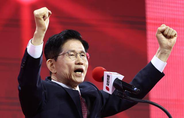 김문수 국민의힘 대선 후보가 3일 경기 고양시 킨텍스에서 열린 5차 전당대회에서 최종 후보로 확정된 뒤 수락연설을 하고 있다. 뉴스1