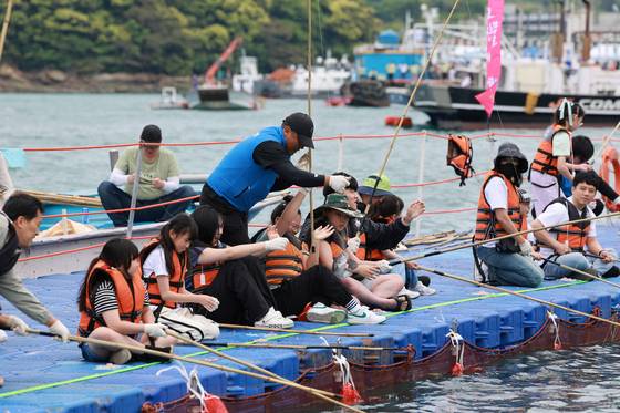 지난해 5월 전남 완도군에서 열린 ‘장보고 수산물축제’ 현장에서 방문객들이 대나무 바다낚시 체험을 하고 있다. 사진 완도군