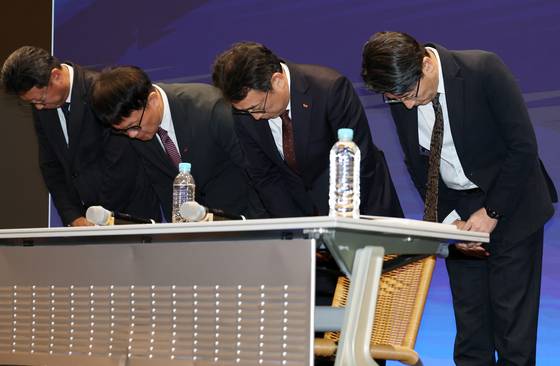유영상 SK텔레콤 대표이사(오른쪽 두번째)를 비롯한 경영진들이 2일 오전 서울 중구 SK텔레콤 T타워에서 열린 해킹 사태 관련 일일 브리핑에서 고개 숙여 사과하고 있다. 뉴스1