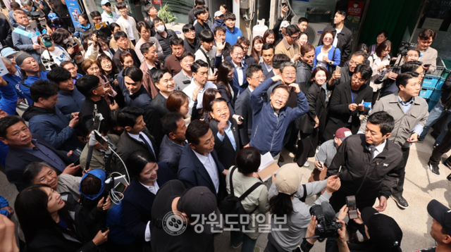 ▲ 2일 화천시장을 찾은 이재명 더불어민주당 대선 후보가 지역 주민들에게 손하트를 그리며 인사하고 있다. 화천/서영 기자