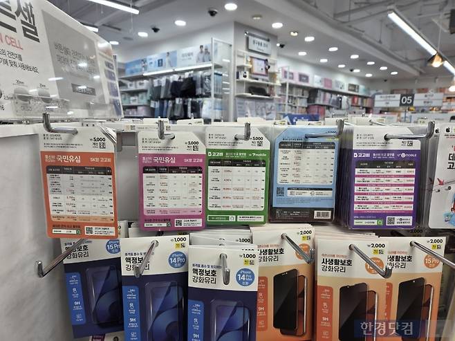 지난 1일 서울 종로구에 위치한 다이소 매장에 알뜰폰 유심이 진열돼있다./사진=박수림 기자