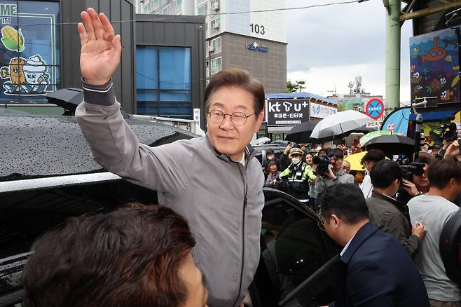 이재명 더불어민주당 대선 후보가 3일 강원도 속초 중앙시장을 방문한 뒤 차량에 올라 지지자들에게 손을 흔들고 있다. 연합뉴스