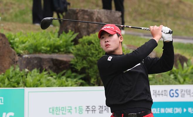 티샷한 뒤 공을 바라보고 있는 안성현. GS칼텍스 매경오픈 조직위