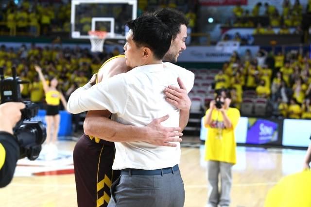 수훈 선수로 선정된 마레이는 오랜 시간 인터뷰실에 들어오지 않았다. 이유가 있었다. 온몸에 근육 경련이 있어 20분 동안 휴식을 취해야 했다는 것이다. 사진=KBL 제공