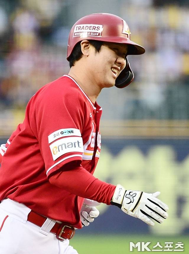 최정이 2일 잠실 LG전에서 홈런을 친 뒤 기뻐하고 있다. 사진(잠실 서울)=김영구 기자