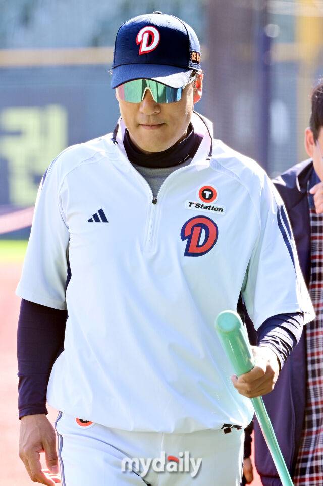 30일 오후 서울 잠실구장에 진행된 '2025 신한 SOL뱅크 KBO 리그' KT-두산의 경기. 경기 전 두산 이승엽 감독이 선수들을 지도한 뒤 더그아웃으로 향하고 있다./마이데일리