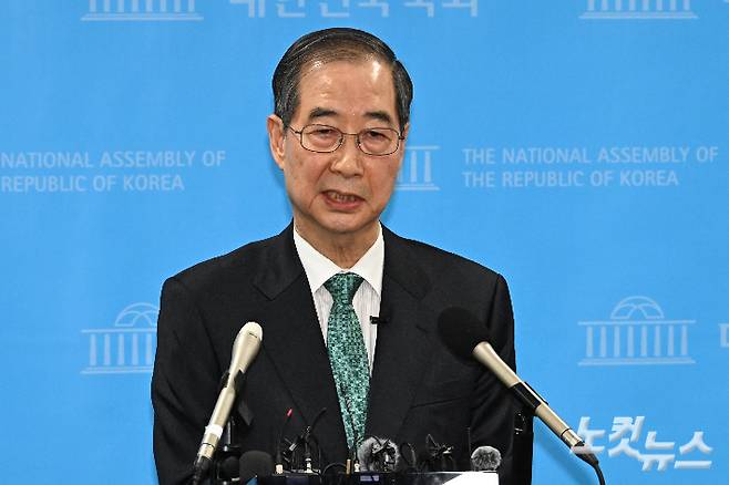 한덕수 전 국무총리가 2일 서울 여의도 국회 소통관에서 제21대 대통령 선거 출마선언을 마치고 취재진의 질문에 답변을 하고 있다. 윤창원 기자