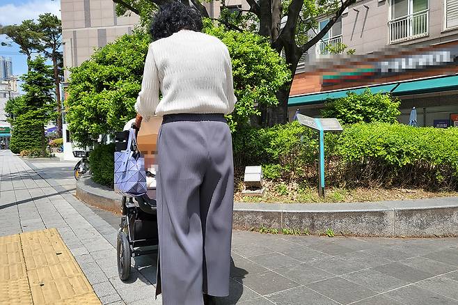 서울의 한 아파트 단지 앞. 3040 육아부부는 아이를 어떻게 키울 것인가를 기준 삼아 집을 고르고 있다.