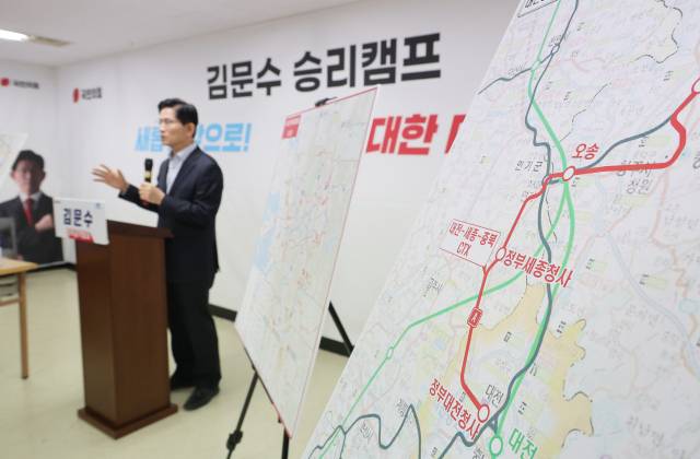 김문수 국민의힘 대선 후보가 지난달 21일 서울 여의도 대하빌딩 선거 사무소에서 광역급행철도(GTX) 전국 확대 구상을 담은 교통 공약 발표 기자회견을 하고 있다. 연합뉴스