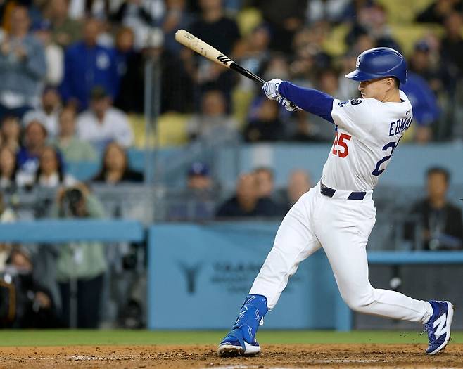 4월28일(현지시간) 미국 로스앤젤레스 다저스타디움에서 열린 메이저리그 LA 다저스와 마이매미 말린스와 경기에서 다저스의 에드먼이 연장 10회 승리를 결정짓는 투런 홈런을 치고 있다. ⓒAFP연합