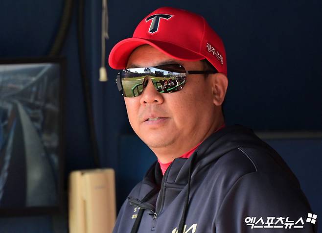 20일 오후 서울 송파구 잠실야구장에서 열린 '2025 신한 SOL Bank KBO리그' KIA 타이거즈와 두산 베어스의 경기, KIA 이범호 감독이 경기를 지켜보고 있다. 엑스포츠뉴스DB