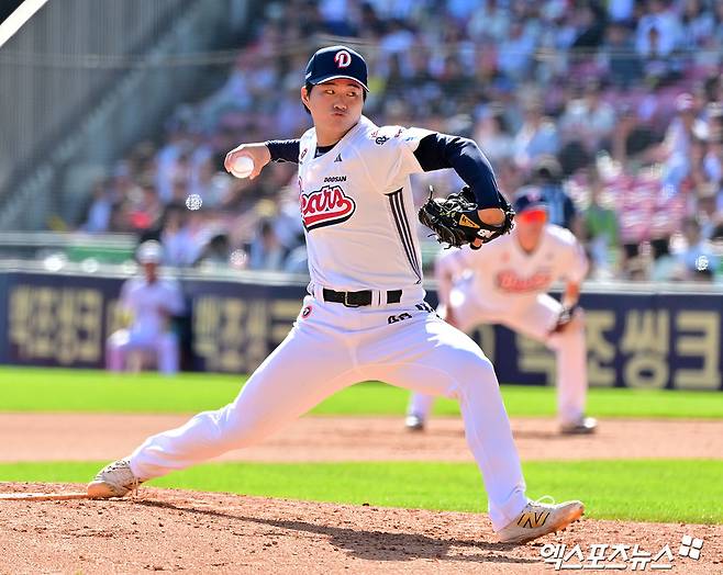 두산 베어스 구원투수 최지강이 정규시즌 경기에 등판해 투구하고 있다. 엑스포츠뉴스 DB