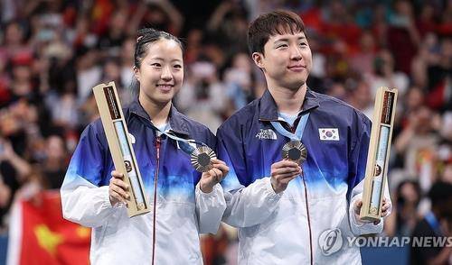 파리 올림픽 혼복 동메달을 딴 신유빈(왼쪽)과 임종훈 (파리=연합뉴스) 김도훈 기자 = 30일(현지시간) 프랑스 파리 사우스 파리 아레나4에서 열린 2024 파리올림픽 탁구 혼합복식 시상식에서 동메달을 차지한 한국 임종훈·신유빈이 인사하고 있다. 2024.7.30 superdoo82@yna.co.kr