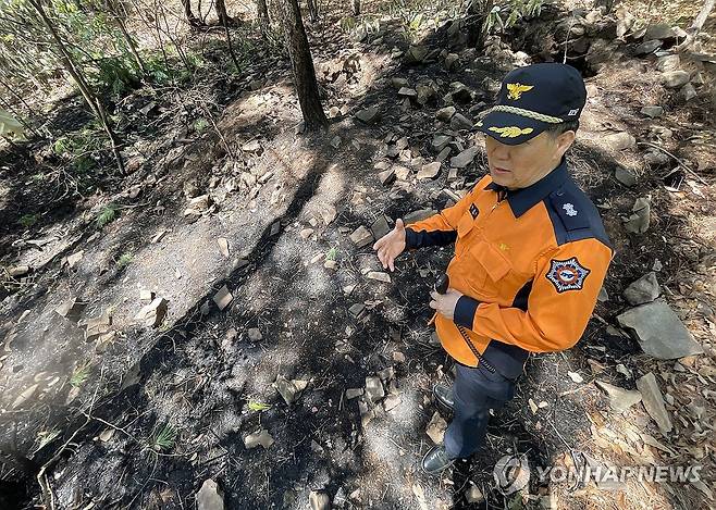 뒷불 감시하는 소방관계자 (대구=연합뉴스) 김현태 기자 = 2일 대구 북구 함지산 산불 피해 현장에서 소방관계자가 뒷불 감시를 하고 있다. 2025.5.2 mtkht@yna.co.kr