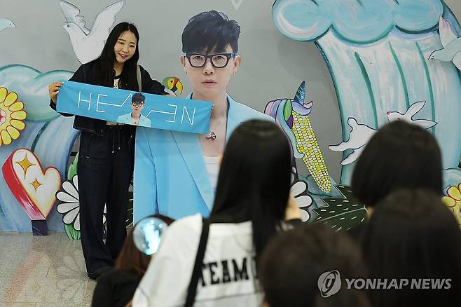 광주에서 열리는 이승환 콘서트 (광주=연합뉴스) 김혜인 기자 = 가수 이승환 데뷔 35주년 콘서트가 열리는 3일 광주 서구 김대중컨벤션센터에서 팬들이 입장 전 포토존에서 사진을 찍고 있다. 앞서 이승환은 지난해 12월 경북 구미에서 공연을 계획했다가 구미시가 정치적 선동 등을 이유로 대관을 취소하자 강기정 광주시장의 제안에 광주에서 콘서트를 열기로 했다. 2025.5.3 in@yna.co.kr