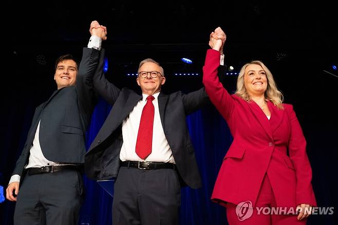 호주총선 노동당 승리…앨버니지, 21년만에 첫 연임 호주 총리 (시드니 EPA=연합뉴스) 3일(현지시간) 호주 시드니에서 앤서니 앨버니지 호주 총리(가운데)가 자신의 가족과 함께 총선 승리에 환호하고 있다. 2025.05.03