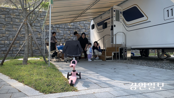 광교호수공원 가족캠핑장을 찾은 팔달구 이모(30대)씨 가족. 3대가 함께 캠핑을 즐기며 연휴를 보내고 있다. 2025.5.2 /유혜연기자 pi@kyeongin.com