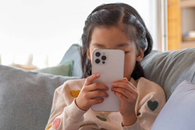 어린이 스마트폰 사용(제공=이미지투데이)