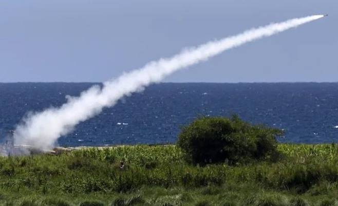 미국 해병 항공방어 통합시스템(MADIS)이 지난달 27일 필리핀·미국 합동 군사 훈련인 ‘발리카탄’의 일환으로 필리핀 잠발레스주 산 안토니오 마을에 위치한 필리핀 해군 캠프에서 통합 항공 및 미사일 방어 훈련을 실시하며 지대공 미사일을 발사하고 있다. ⓒ EPA/연합뉴스