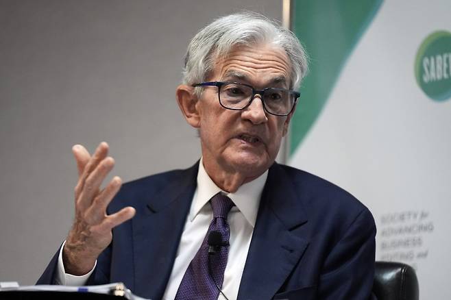 파월 연준 의장이 4일 한 행사에서 발언하고 있다. 알링턴=AP 뉴시스