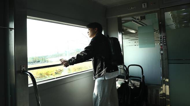 21년 만에 다시 달리기 시작한 교외선을 즐기고 있는 여행객. 박미향 기자
