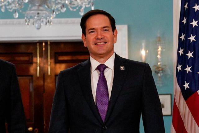 마코 루비오 미국 국무장관이 1일 워싱턴 백악관에서 장 노엘 바로 프랑스 외무장관을 만난 뒤 웃고 있다. 워싱턴=로이터 연합뉴스