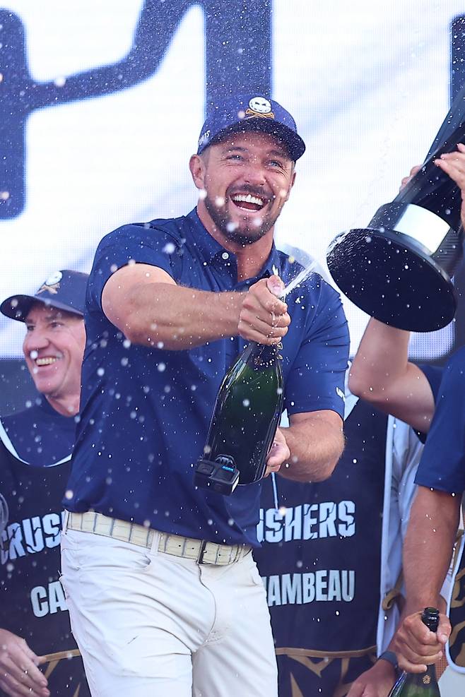 <yonhap photo-5740=""> 디섐보, LIV 골프 코리아 개인·단체전 석권 (인천=연합뉴스) 김도훈 기자 = 4일 인천 송도 잭 니클라우스 골프클럽 코리아에서 열린 LIV 골프 코리아 단체전 우승을 차지한 크러셔스팀 디섐보가 기뻐하고 있다. 디섐보는 이 대회 개인전에서도 우승을 차지한 바 있다. 2025.5.4 superdoo82@yna.co.kr/2025-05-04 18:30:46/ <저작권자 ⓒ 1980-2025 ㈜연합뉴스. 무단 전재 재배포 금지, AI 학습 및 활용 금지></yonhap>