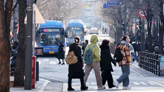 지난해 말 연세대학교 정문에서 지하철 2호선 신촌역에 이르는 연세로를 걷고 있는 시민들. 올해 1월 대중교통전용지구 지정이 해제되면서 버스 같은 대중교통은 물론 일반 차량의 진입이 가능해졌다. 뉴스1