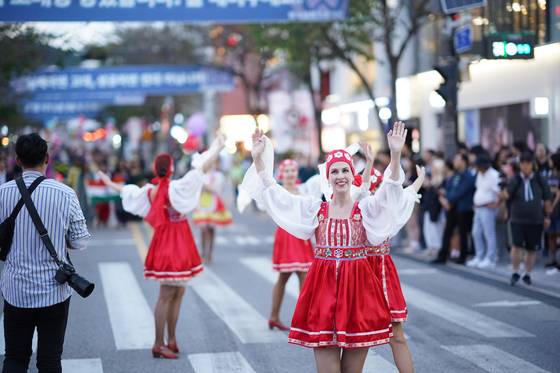 지난해 9월 서울 서대문구 신촌에서 열린 '신촌글로벌대학문화축제 현장. 사흘 동안 열린 축제에는 132만명의 유동인구가 몰렸다. 사진 서울 서대문구
