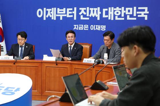 김민석 더불어민주당 상임공동 선거대책위원장이 4일 오전 서울 여의도 국회에서 기자간담회를 하고 있다. 뉴스1