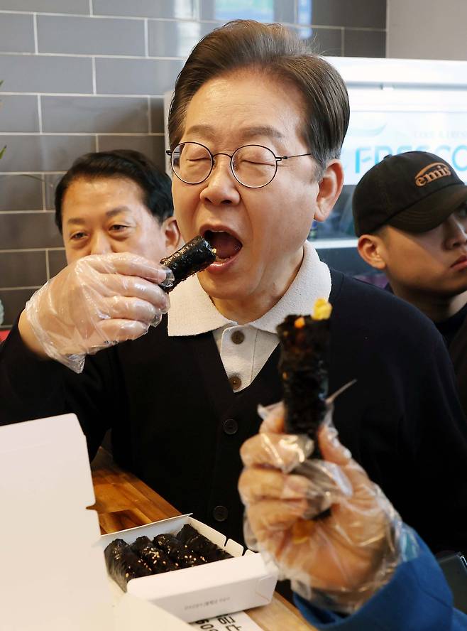 이재명 더불어민주당 대선후보가 경북 예천 도청 신도시의 한 분식점에서 김밥을 먹고 있다. 뉴시스