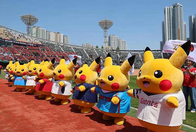어린이날을 하루 앞둔 4일 오후 부산 사직야구장에서 2024 프로야구 NC 다이노스와 롯데 자이언츠의 경기를 앞두고 피카츄 그라운드 퍼레이드를 진행하고 있다 연합뉴스