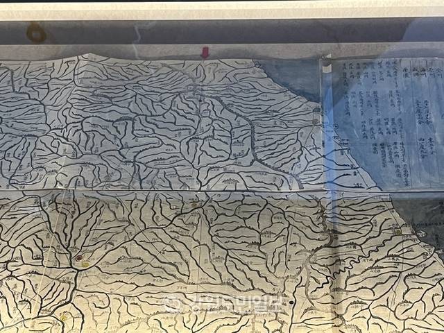 ▲ 오대산사고가 표시된 조선시대 지도인 동여도. 빨간색점이 오대산사고다. 이채윤