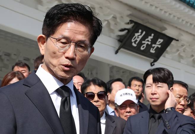김문수 국민의힘 대선 후보가 4일 서울 동작구 국립서울현충원을 찾아 현충탑에 참배를 마친 뒤 취재진에 발언하고 있다. 사진=연합뉴스