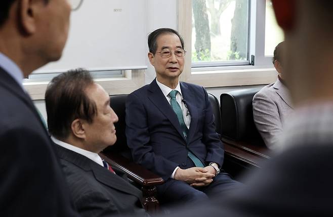 한덕수 무소속 대선 예비후보가 3일 오후 서울 영등포구 헌정회에서 정대철 헌정회장을 예방하며 대화를 나누고 있다. 사진=뉴스1