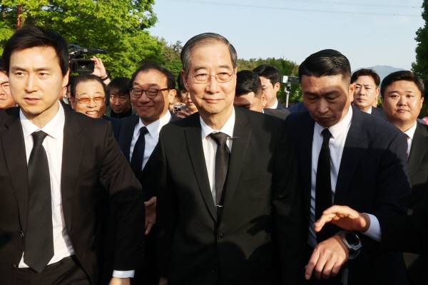 5·18 민주묘지 찾은 한덕수 전 총리. 연합뉴스