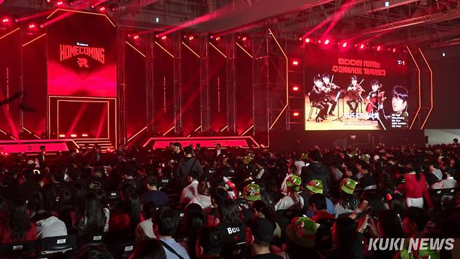 4일 오후 3시 수원컨벤션센터에서 열린 ‘2025 LCK’ 정규시즌 2라운드 KT와 T1의 경기에서 팬들이 응원전을 펼치고 있다. 김영건 기자