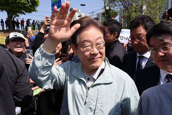 더불어민주당 이재명 대선 후보가 대선을 한 달 앞둔 4일 '골목골목 경청투처 : 단양8경편' 첫 방문지인 경북 영주시 문정둔치에서 열린 한국선비문화축제장을 찾아 시민들에게 인사하고 있다. 연합뉴스