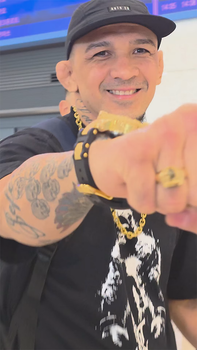 ‘노블레스’ 미우송 카스트루가 2025년 4월 블랙컴뱃 14 웰터급 시합을 뛰려 인천국제공항을 통해 입국하고 있다. 사진=이데아 파라곤