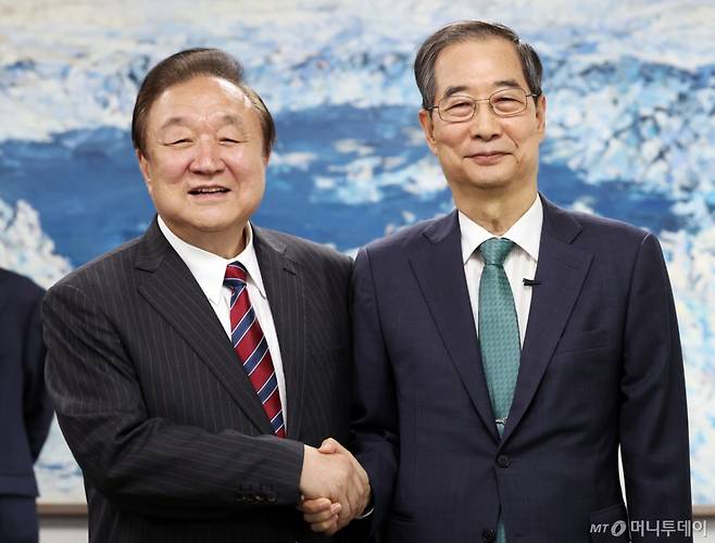 한덕수 무소속 대선 예비후보가 3일 오후 서울 영등포구 헌정회에서 정대철 헌정회장을 예방하며 기념촬영을 하고 있다. 2025.5.3/사진=뉴스1 /사진=(서울=뉴스1) 오대일 기자